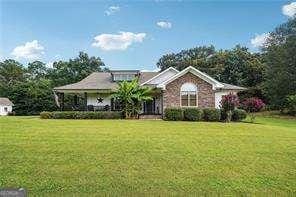 view of front of home featuring a front lawn