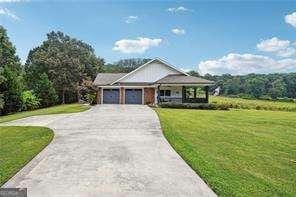 view of front facade featuring a garage and a front lawn