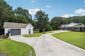 view of front of property with a front yard