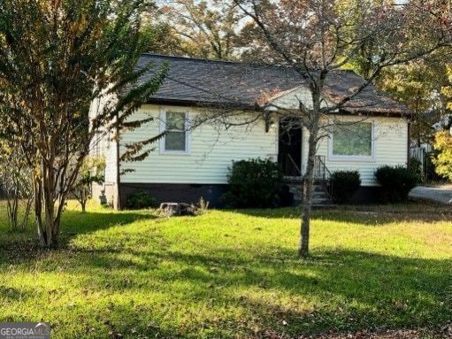 view of front facade featuring a front yard