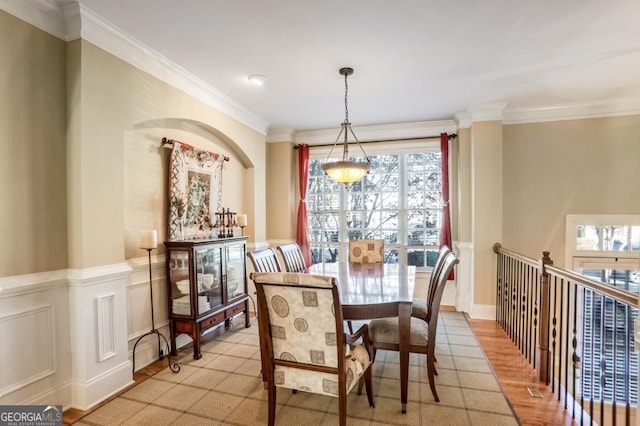 dining area with ornamental molding