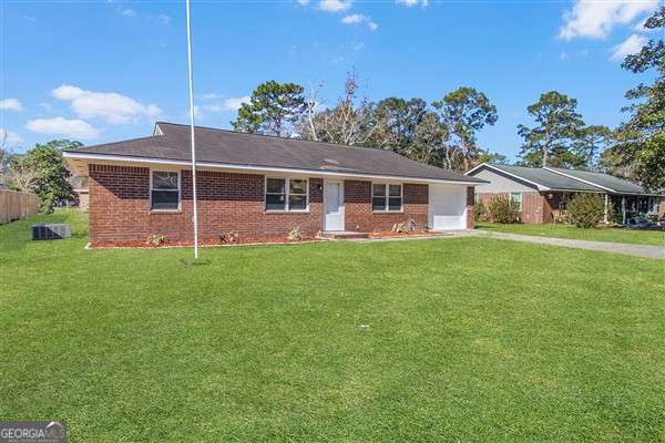 single story home featuring a front lawn