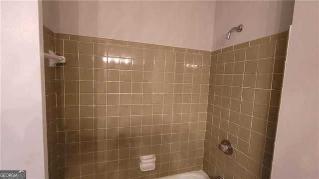 bathroom featuring tiled shower / bath