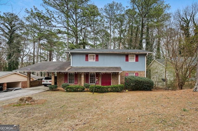 view of front of home featuring a front yard and a carport