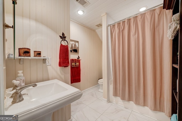 full bathroom with sink, toilet, lofted ceiling, and shower / bathtub combination with curtain