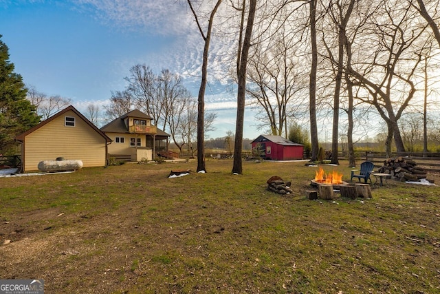 view of yard featuring an outdoor fire pit