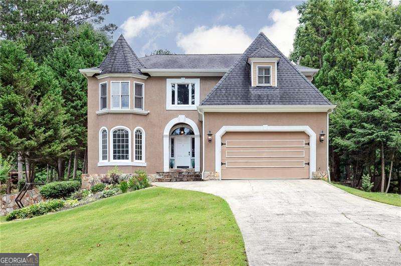 view of front of property featuring a front yard and a garage