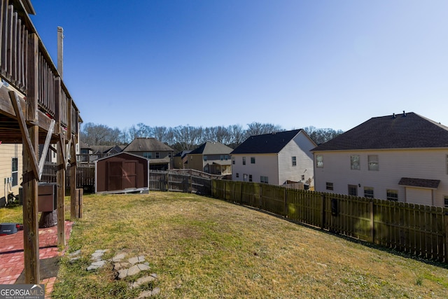 view of yard featuring a storage shed