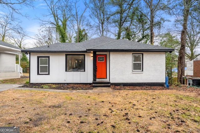 view of front of house with a front lawn