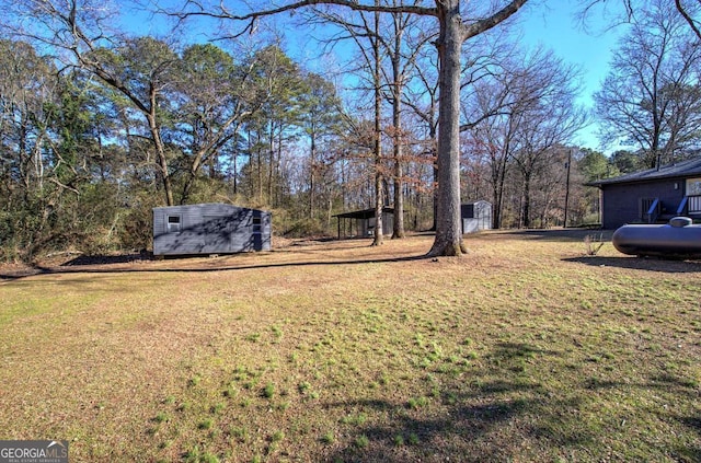 view of yard featuring a storage shed