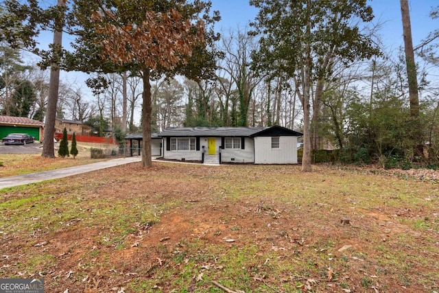 ranch-style house featuring a front yard