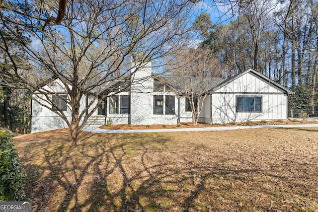 view of front of property with a front lawn