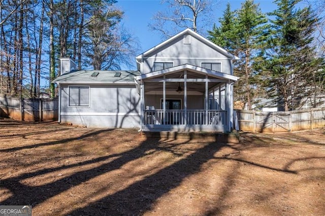 view of front of property featuring ceiling fan