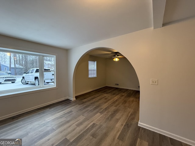 unfurnished room with dark wood-type flooring and ceiling fan