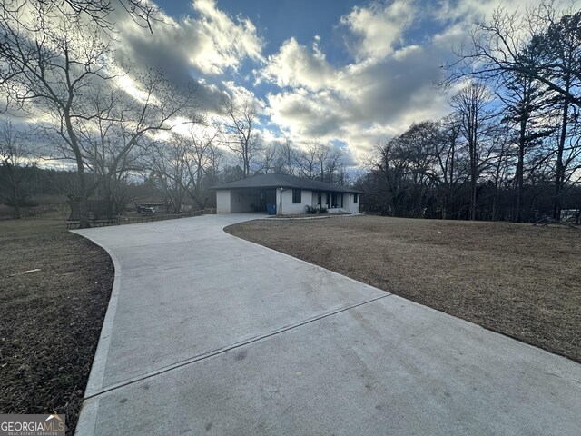 view of front of home featuring a front yard and a garage