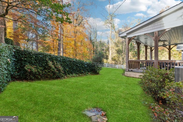 view of yard featuring ceiling fan