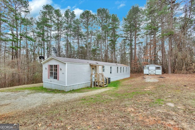 manufactured / mobile home featuring a storage shed