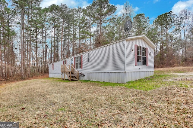 view of side of property featuring a lawn