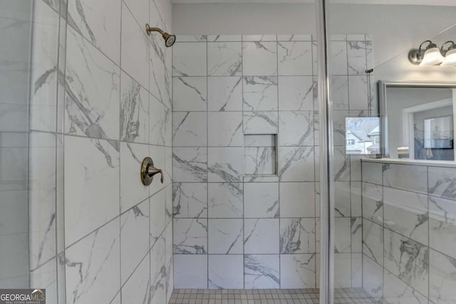 bathroom featuring tiled shower