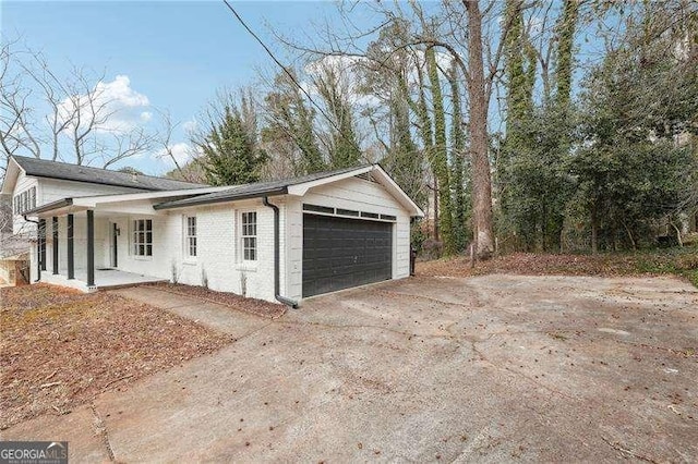 Listing photo 3 for 4651 Lucerne Valley Rd SW, Lilburn GA 30047