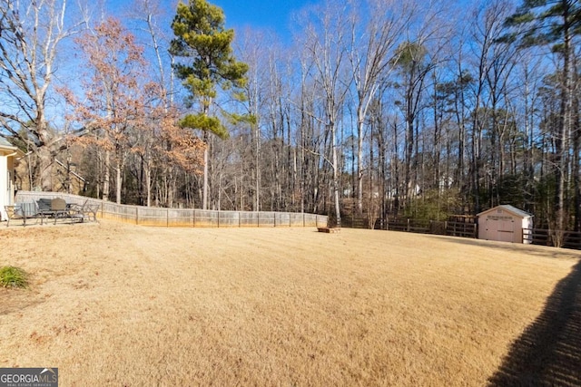 view of yard featuring an outbuilding