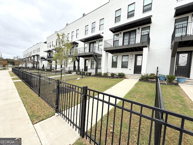 view of home's community featuring a yard