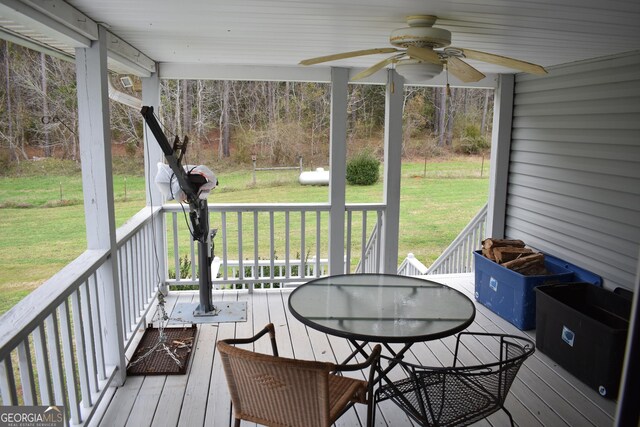 sunroom / solarium featuring ceiling fan