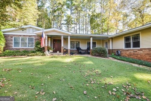 ranch-style house featuring a front yard