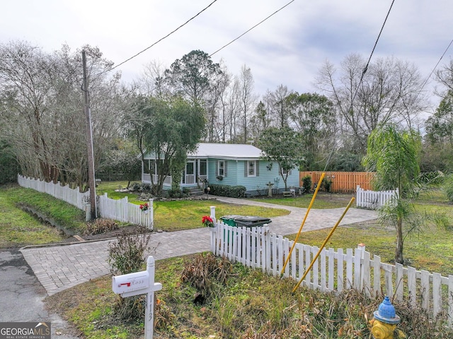 view of front facade featuring a front yard