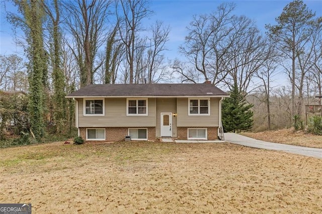 split foyer home featuring a front yard