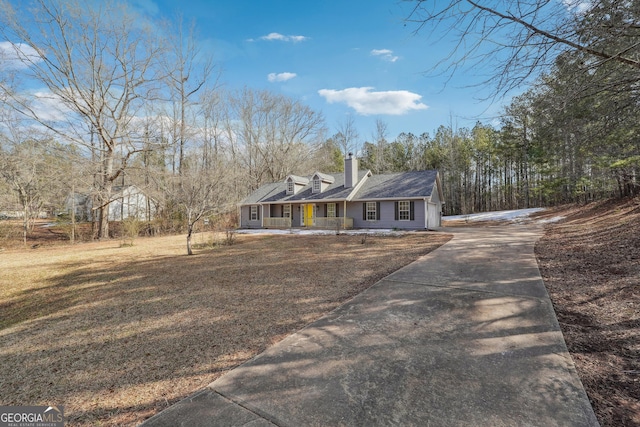 view of front of property featuring a front lawn