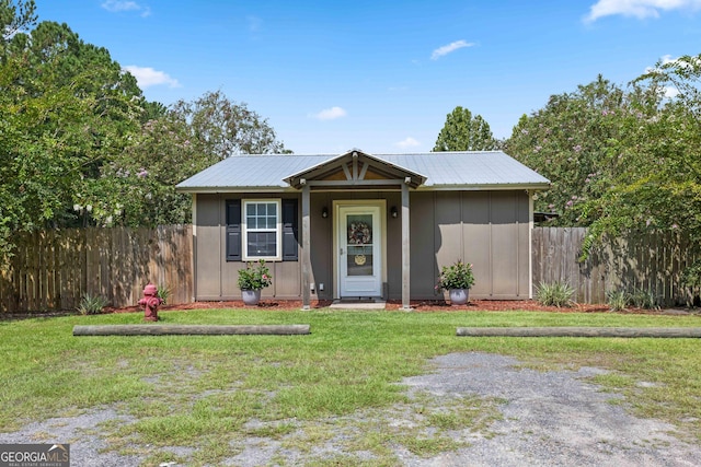 view of front of house with a front yard