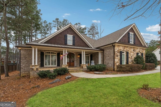 view of front facade featuring covered porch and a front yard