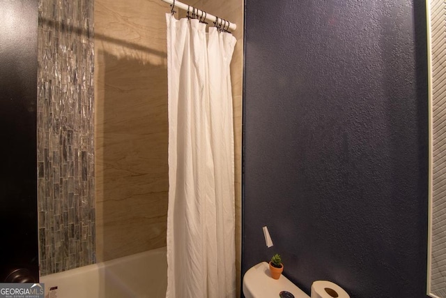 bathroom with shower / tub combo with curtain