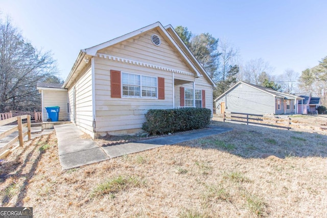 bungalow featuring a front lawn