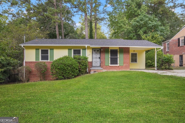 single story home featuring a front lawn and a carport