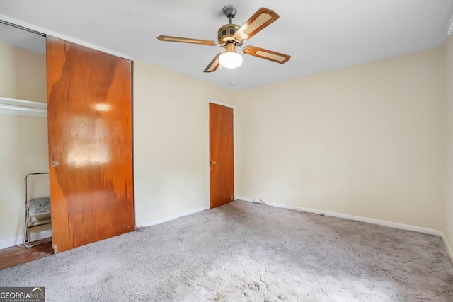 carpeted empty room featuring ceiling fan