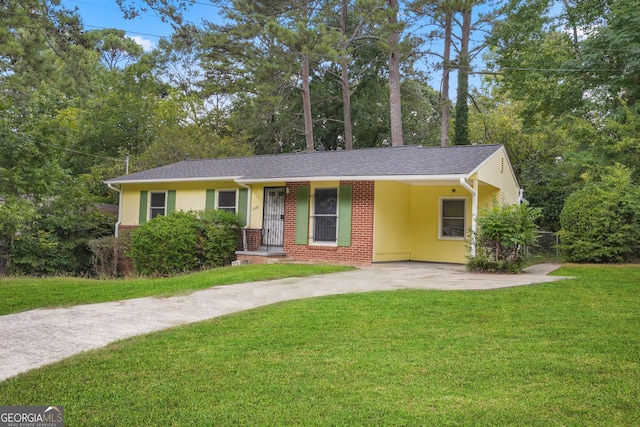 ranch-style house featuring a front lawn