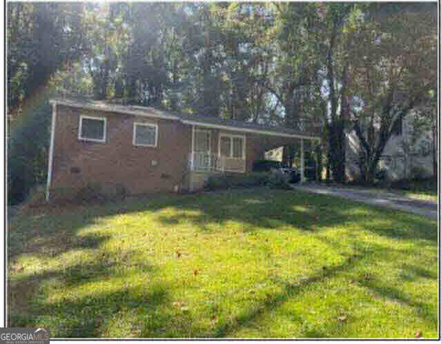 view of front of house with a front lawn