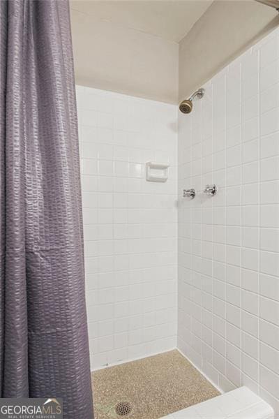 bathroom featuring a shower with shower curtain