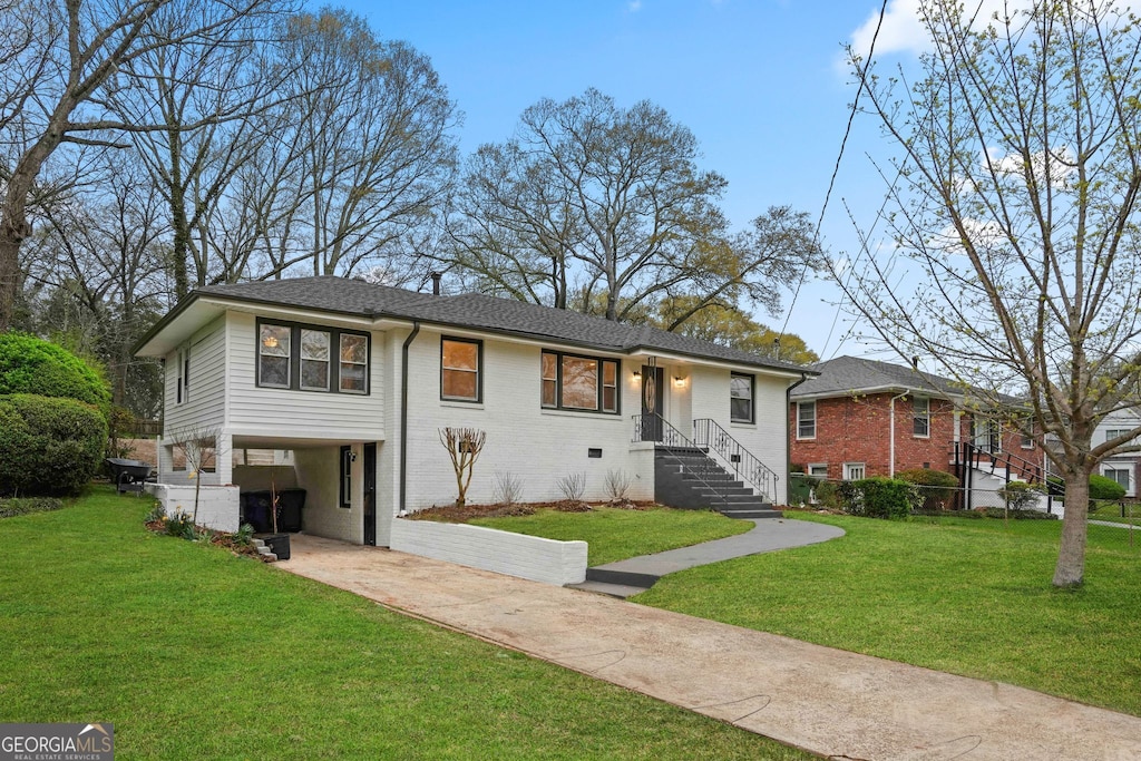 view of front of home with a front yard and a carport