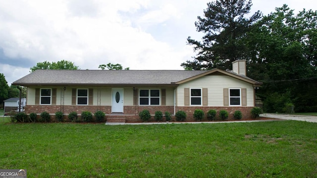 view of front facade with a front lawn