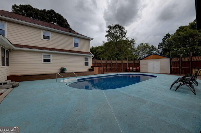 view of swimming pool with a shed