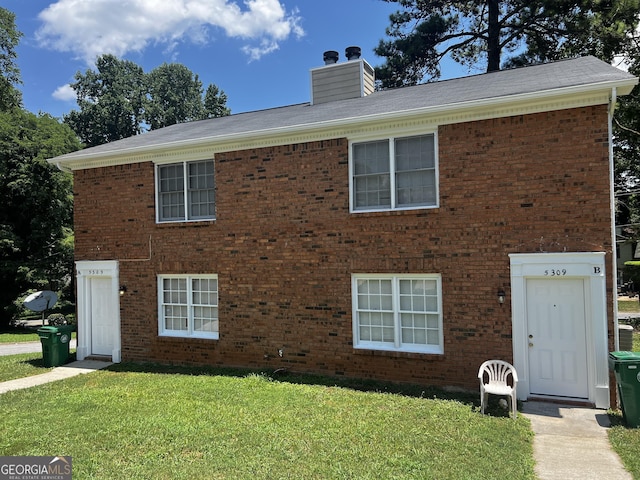 view of front of house with a front lawn