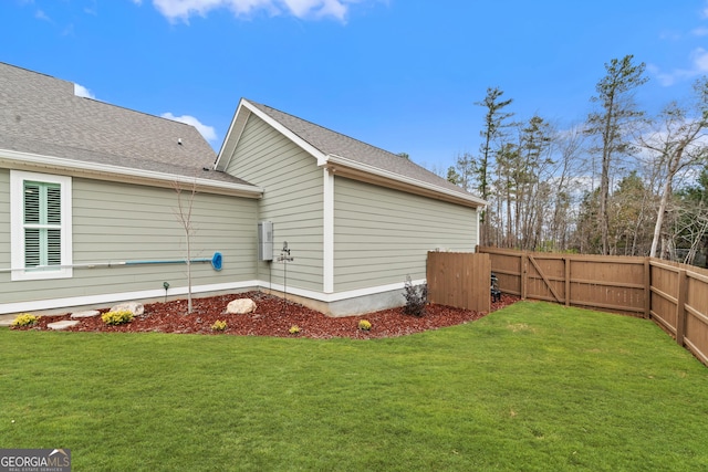 view of side of property featuring a lawn