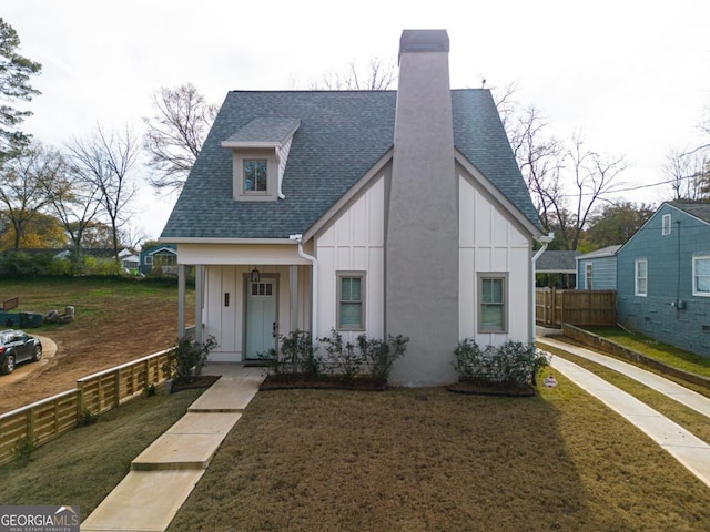 view of front facade featuring a front lawn