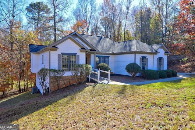 single story home featuring a front yard