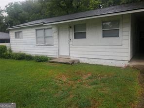 view of front of house featuring a front yard