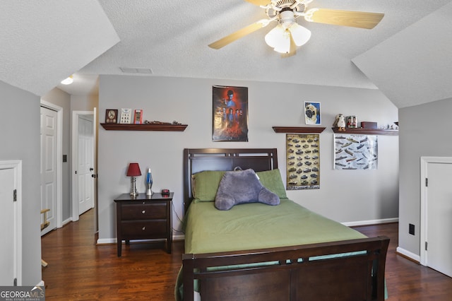 bedroom featuring dark hardwood / wood-style floors, a textured ceiling, ceiling fan, and a closet