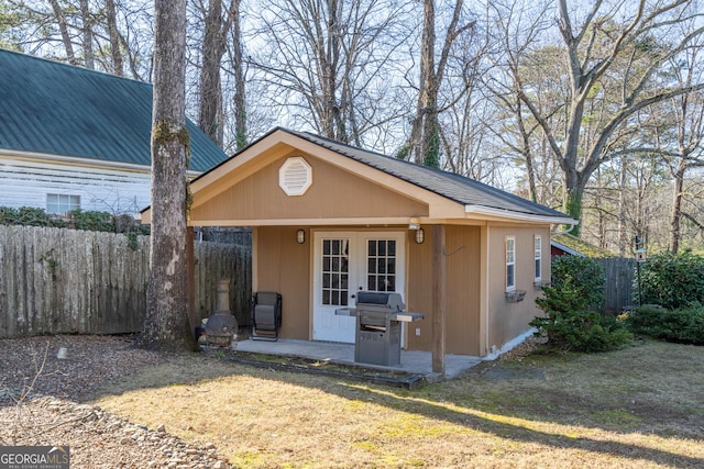 view of front of home featuring a front yard and an outdoor structure